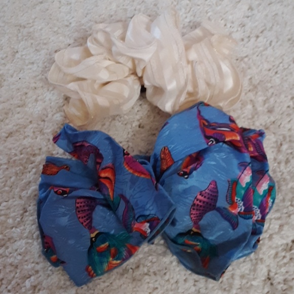 2 barettes. Both included. - Picture 1 of 2